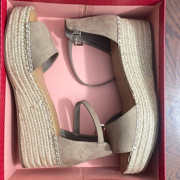 Kelly & Katie Shoes - Kelly and Kate Sandals size 10